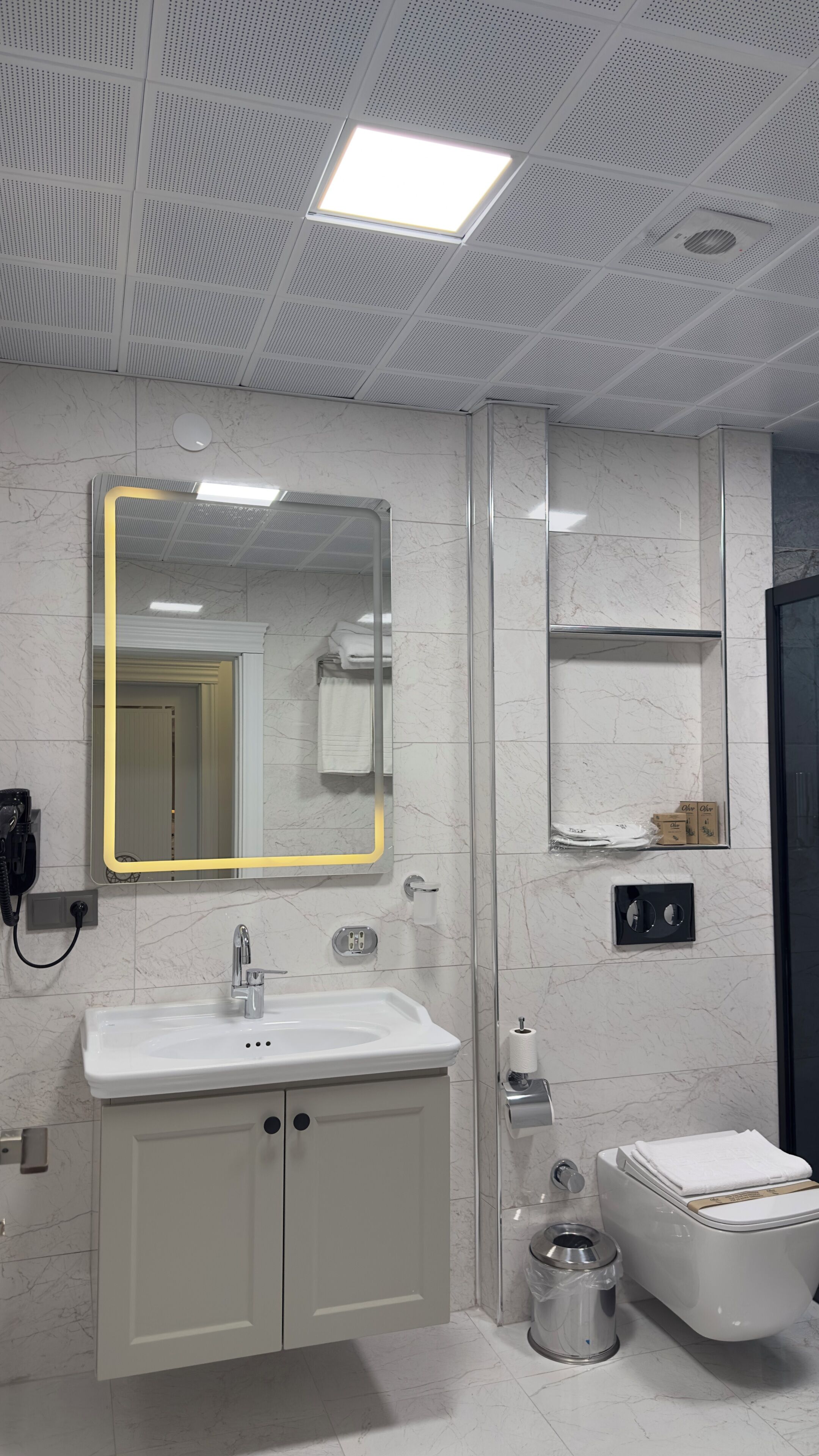 Basic Apartment | Bathroom | Free toiletries, hair dryer, towels, soap