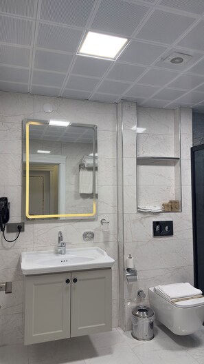 Apartemen Basic | Kamar mandi | Perlengkapan mandi gratis, pengering rambut, handuk, dan sabun
