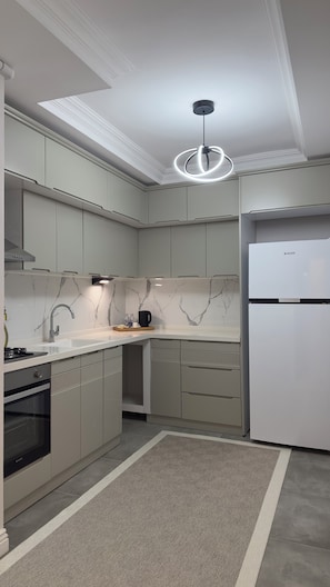 Apartemen Basic | Dapur pribadi | Lemari es, kompor, dan peralatan masak/sendok-piring