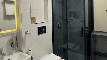 Superior One Bedroom with Balcony | Salle de bain | Séchoir à cheveux, serviettes fournies, savon, shampooing