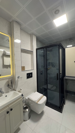 Superior One Bedroom with Balcony | Baño | Secadora de cabello, toallas, jabón, shampoo 