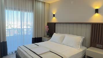 Superior One Bedroom with Balcony | Bureau, accès au Wi-Fi (inclus)