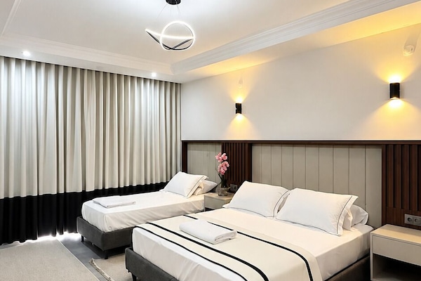 Suite with Terrace | Meja kerja dan Wi-Fi gratis