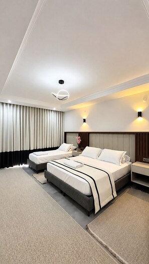Suite with Terrace | Bureau, accès au Wi-Fi (inclus)