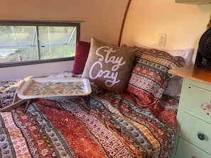 Room - Glamping, Goats & Pool Mountainside NEAR Va Tech, RU, AT & I81, pet friendly (Blacksburg)
