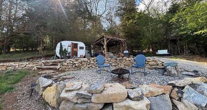 Glamping, Goats & Pool Mountainside NEAR Va Tech, RU, AT & I81, pet friendly