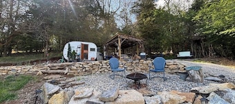 Glamping, Goats & Pool Mountainside NEAR Va Tech, RU, AT & I81, pet friendly