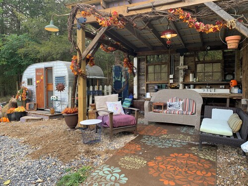 Glamping, Goats & Pool Mountainside NEAR  Va Tech, RU, AT & I81, pet friendly