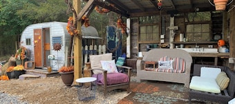 Glamping, Goats & Pool Mountainside NEAR Va Tech, RU, AT & I81, pet friendly