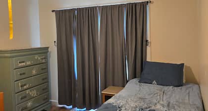 3 bedroom close to downtown for business or pleasure travelers.
