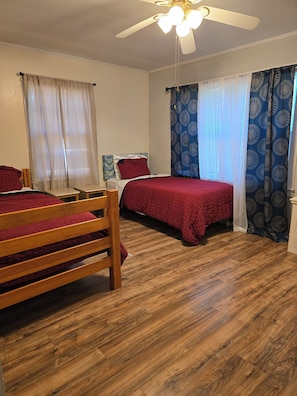 Room - 3 bedroom close to downtown for business or pleasure travelers. (Tifton)