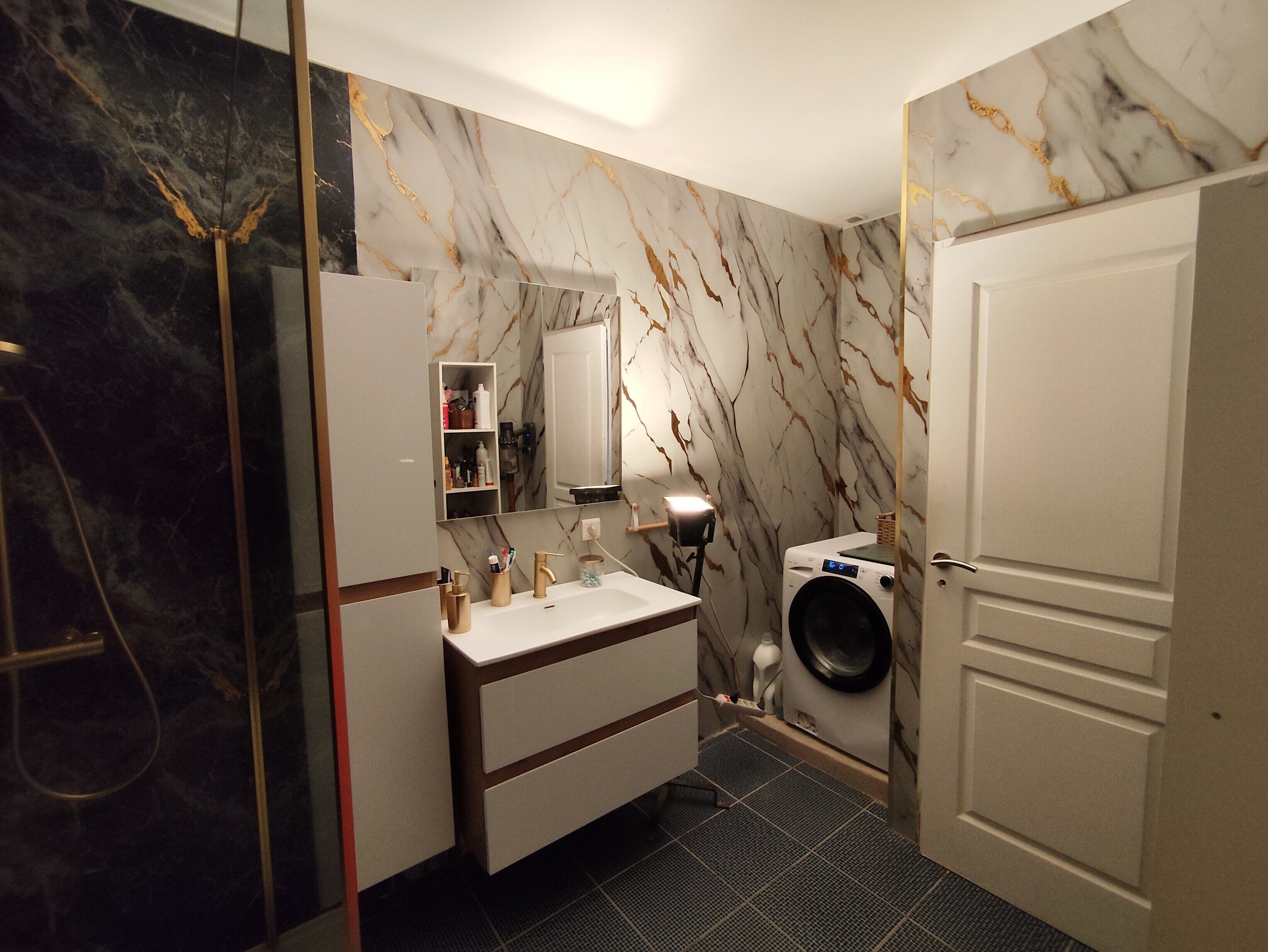Een douche, een haardroger, handdoeken
