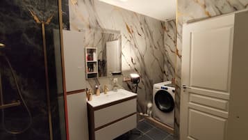 Ducha, secador de pelo, toallas
