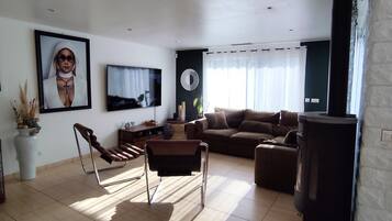 TV, fireplace