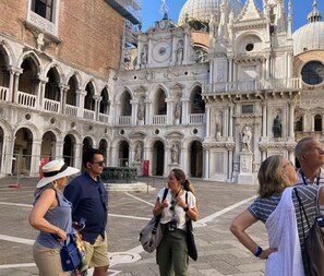 A historic building with ornate architecture, including arches and statues. - Exclusive Venice Lido Retreat with Terrace, Garden & Beach Access (Lido)
