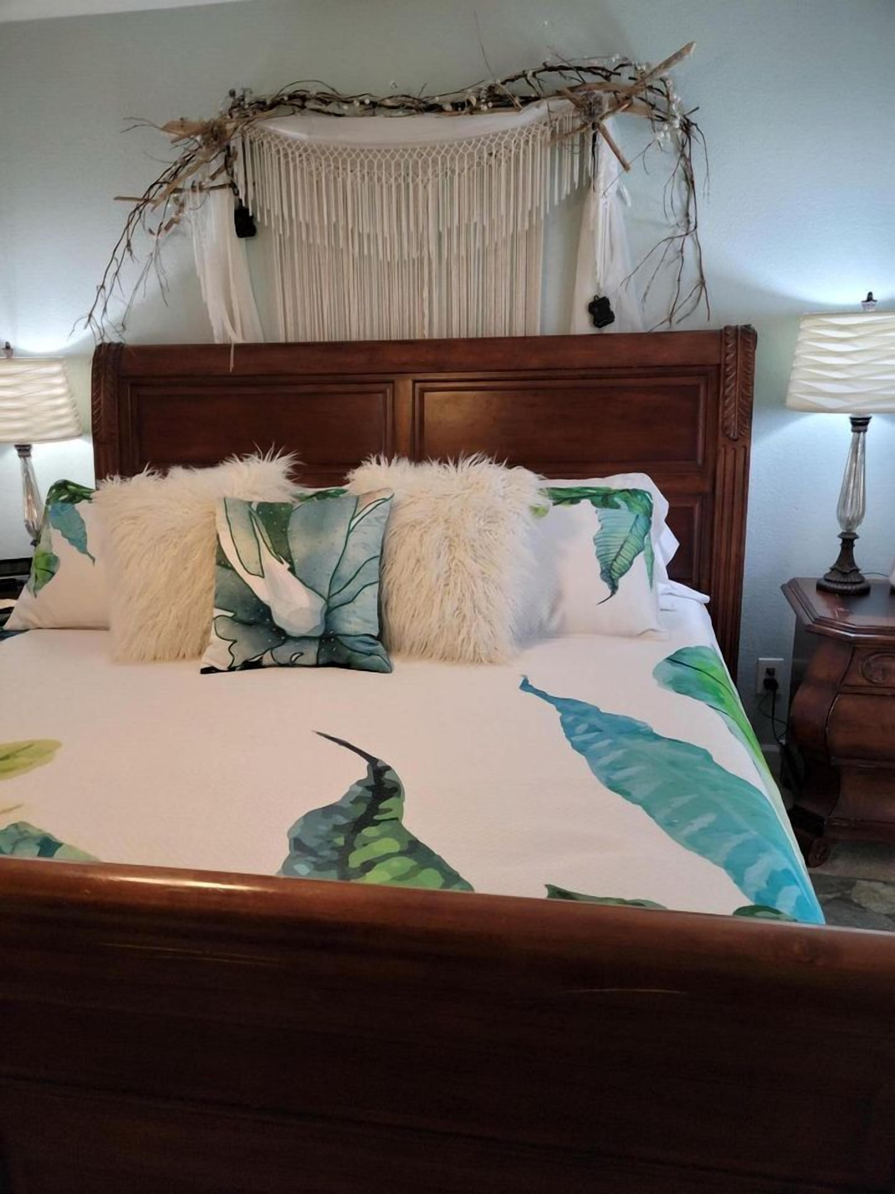 2 bedrooms, desk, iron/ironing board, WiFi
