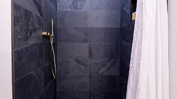 Secador de cabelo, toalhas de banho, sabonete, shampoo