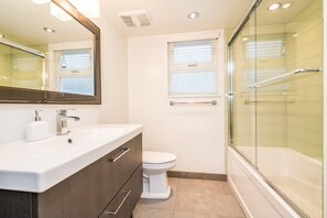 Bathroom - Vancouver home, 10 minute drive to downtown. Close to Skytrain, parking included (Vancouver)