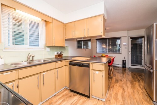 Vancouver home, 10 minute drive to downtown. Close to Skytrain, parking included