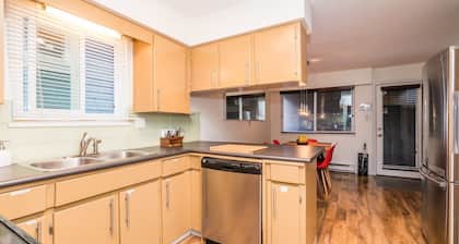 Vancouver home, 10 minute drive to downtown. Close to Skytrain, parking included