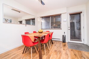 Dining - Vancouver home, 10 minute drive to downtown. Close to Skytrain, parking included (Vancouver)