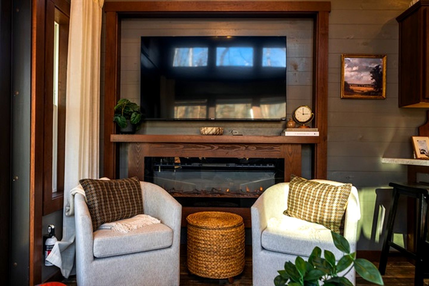 TV, fireplace, stereo