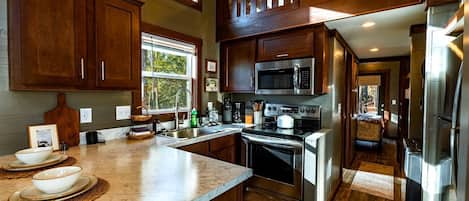 Wasserkocher mit Kaffee-/Teezubehör, Kühlschrank, Mikrowelle, Ofen