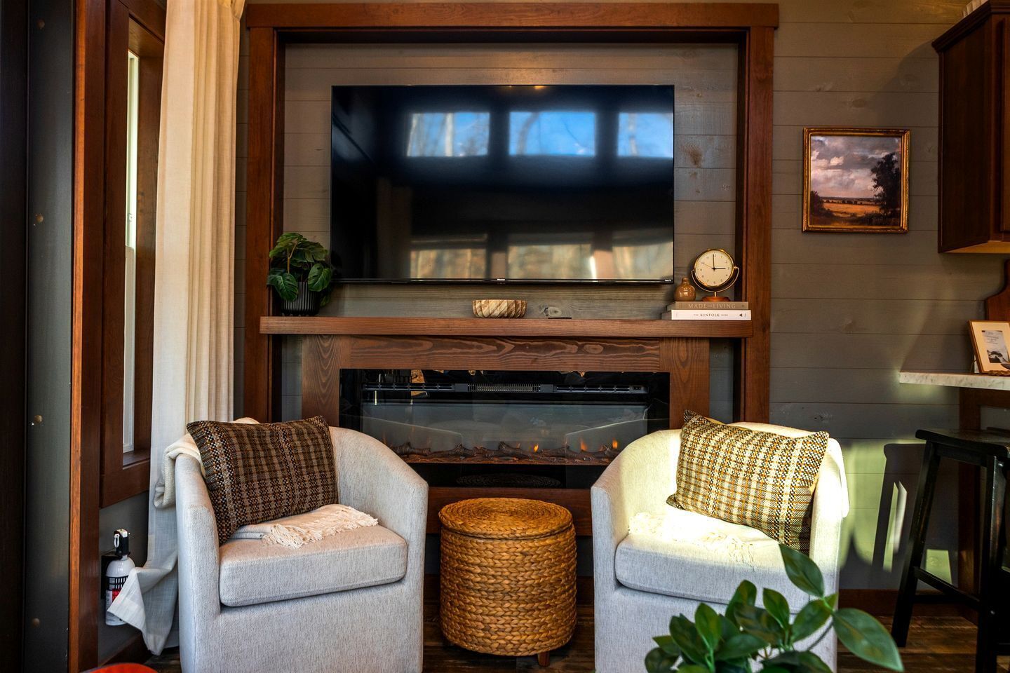 TV, fireplace, stereo