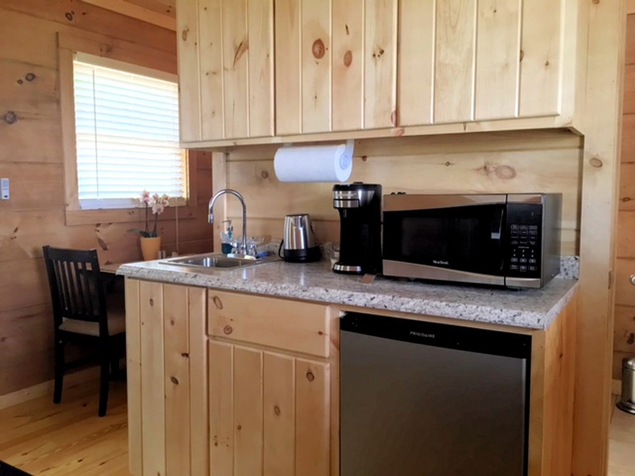 Coffee/tea maker, fridge, microwave, stovetop