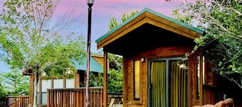 Cozy Mountain-Style Cabin with Scenic Sierra Nevada Views Near Lone Pine, California