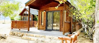 Cozy Mountain-Style Cabin with Scenic Sierra Nevada Views Near Lone Pine, California