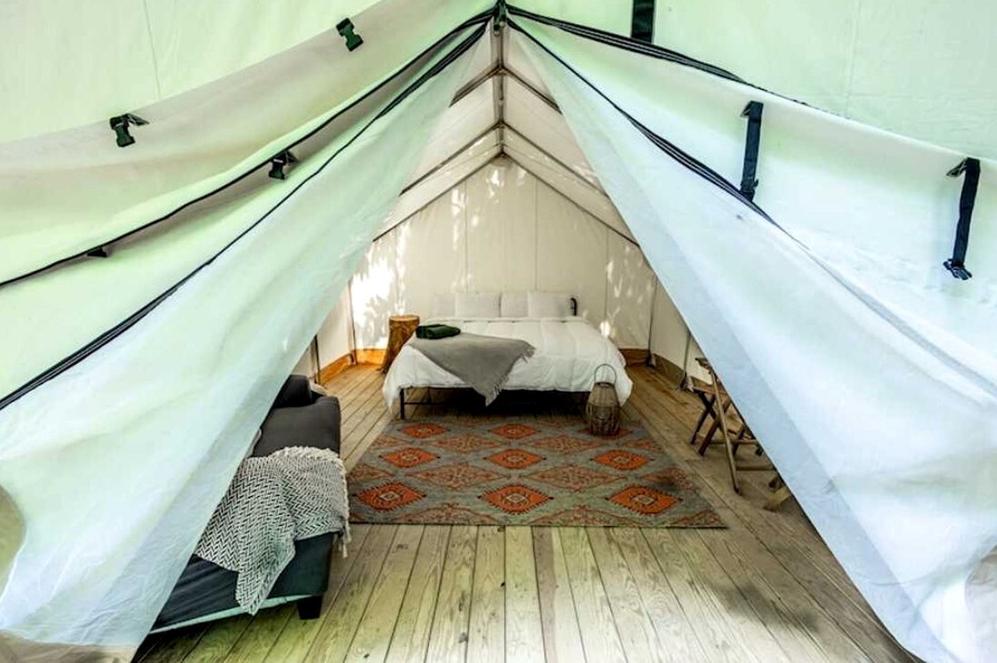1 bedroom, bed sheets