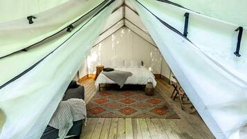 1 bedroom, bed sheets