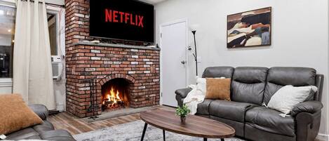 Televisión y chimenea