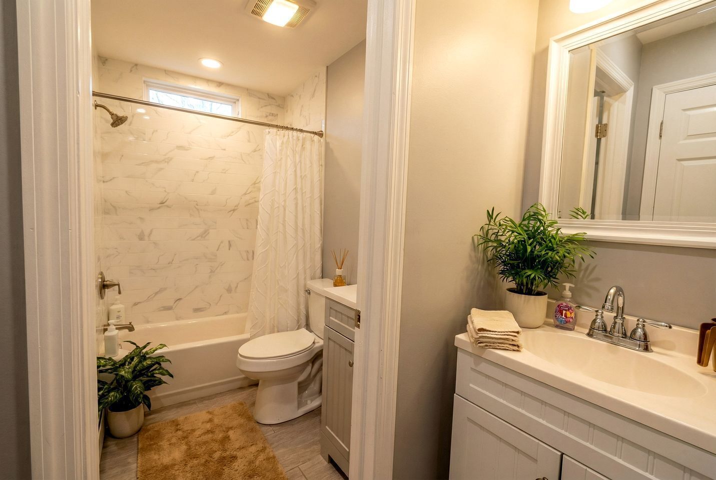 Jetted tub, hair dryer, towels