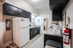 Private kitchen - Centrally Located King Bed Midtown Liberty 2697 (Memphis)