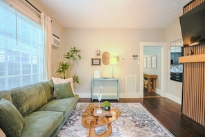 Living area - Centrally Located King Bed Midtown Liberty 2697 (Memphis)