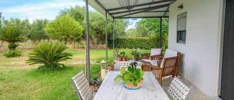 Familienhaus, 2 Schlafzimmer, Mikrowelle (Antonia's Olive Yard House) | Speisen im Freien