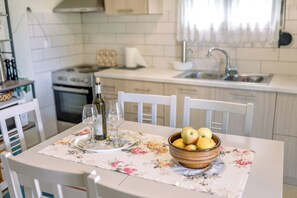 Familienhaus, 2 Schlafzimmer, Mikrowelle (Antonia's Olive Yard House) | Eigene Küche