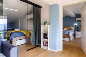 Una camera da letto moderna con un letto, un comodino e una libreria.
