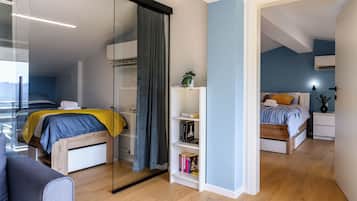 Una camera da letto moderna con un letto, un comodino e una libreria.