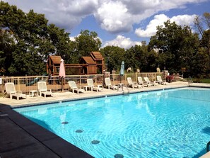 Pool - Wonderful Cabin with Game Room and Swimming Pool in Branson, Missouri (Branson)