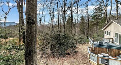 Charming Mountain Treehouse with Forest Views near Downtown Black Mountain, NC