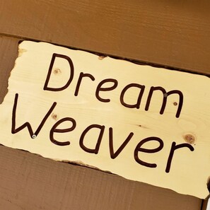 A wooden sign with the words 'Dream Weaver' written on it. - Charming Pet Friendly Studio Cabin near Metcalfe Bay, Big Bear, California (Big Bear Lake)