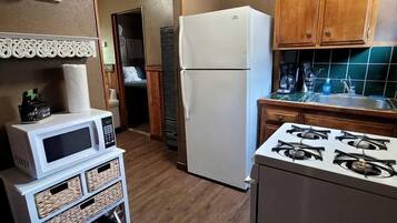 Fridge, cookware/dishes/utensils