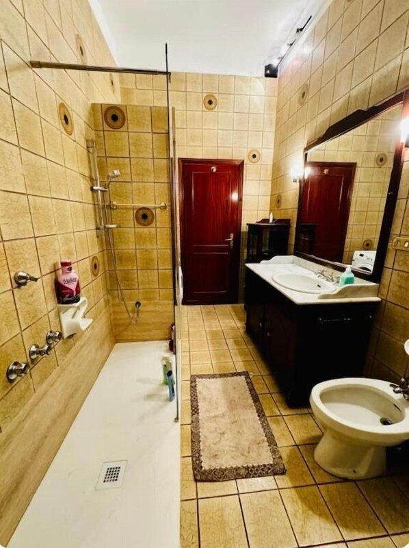 A bathroom with a shower, toilet, sink, and mirror. - Bnb Fantasia (Bologna)