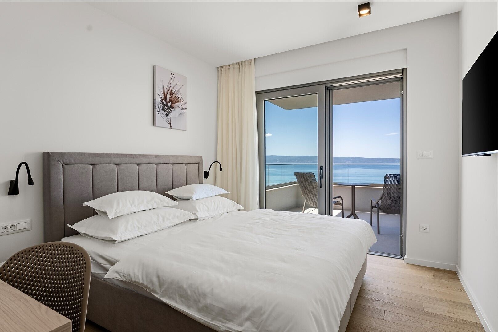 6 bedrooms, iron/ironing board, WiFi, bed sheets