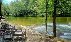Property grounds - Rustic Cabin Retreat near Tallulah Falls, Perfect for an Escape to Georgia's Wilderness (Lakemont)