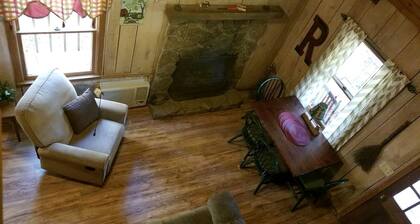 Rustic Cabin Retreat near Tallulah Falls, Perfect for an Escape to Georgia's Wilderness