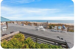 Outdoor dining - 3-bedroom marsh views in Litchfield by the Sea with many amenities (Pawleys Island)
